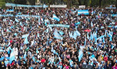 Multitudinario banderazo por Cristina Kirchner: la militancia exige su liberación en Parque Lezama