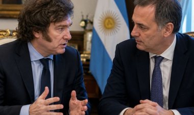 Javier Milei llegó al país desde España y recibe a Manuel Adorni para definir su salida