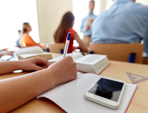 Una nueva provincia restringió el uso del celular en las escuelas