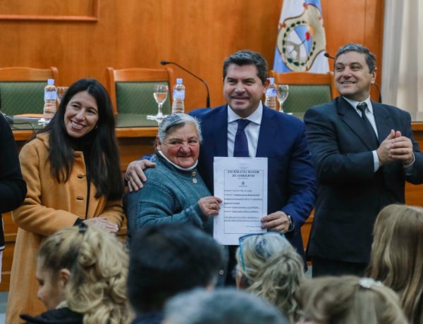 Orrego entregó 118 escrituras y reafirmó el compromiso de avanzar con la regularización dominial