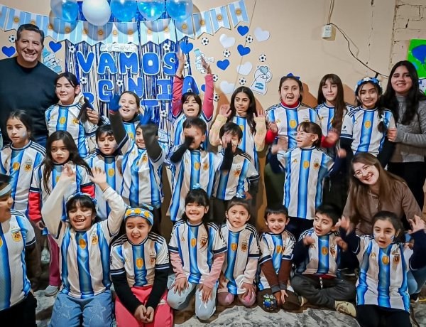 Chicos de un Espacio para Crecer de Carpintería celebraron el cumpleaños de Lionel Messi junto al intendente Fabián Aballay