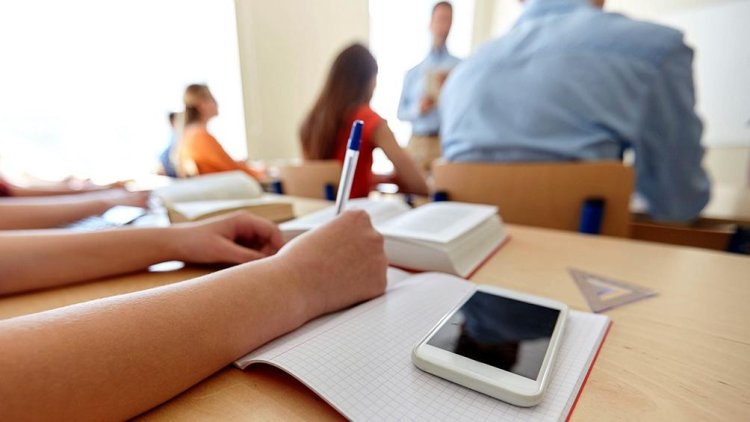 Una nueva provincia restringió el uso del celular en las escuelas