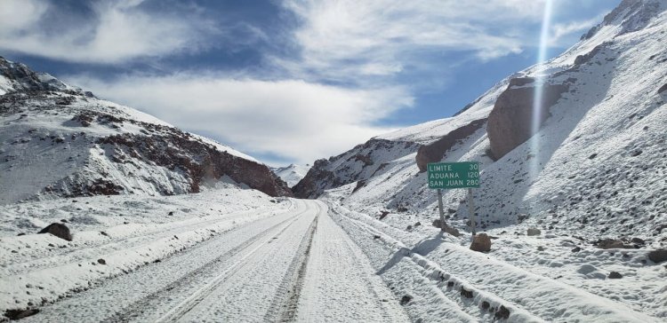 Por nevadas cerraron el Paso de Agua Negra
