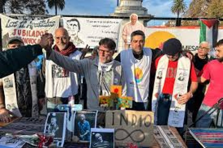 El padre Paco Olveira lleva una semana de ayuno en Plaza de Mayo contra el hambre
