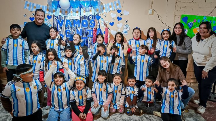Chicos de un Espacio para Crecer de Carpintería celebraron el cumpleaños de Lionel Messi junto al intendente Fabián Aballay