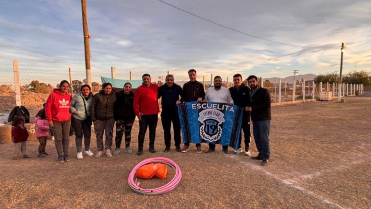 Más jóvenes se benefician con la entrega de materiales deportivos