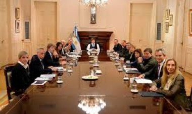 Milei encabezó una nueva reunión de equipo, la primera con Santilli como jefe de Gabinete