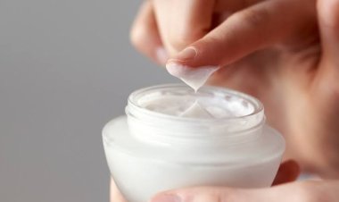 La ANMAT prohibió la venta de una serie de cremas faciales y los cosméticos de cuatro marcas
