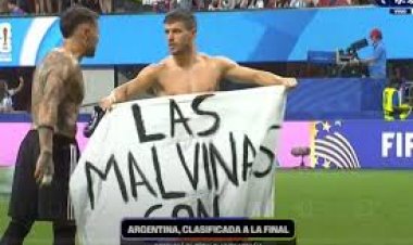 “Las Malvinas son argentinas”, la bandera que colocaron los jugadores en la cancha tras el pase a la final