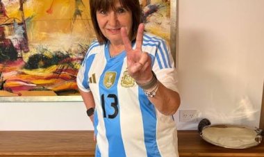 Patricia Bullrich festejó el triunfo de la Selección Argentina con la V de la victoria