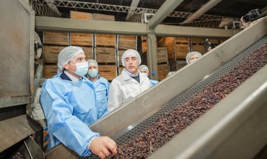Orrego visitó Frutandina, una de las principales exportadoras de pasas de San Juan