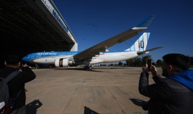 Llegó el avión con parte de la Selección subcampeona del Mundo