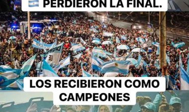 Llegó el avión con parte de la Selección subcampeona del Mundo
