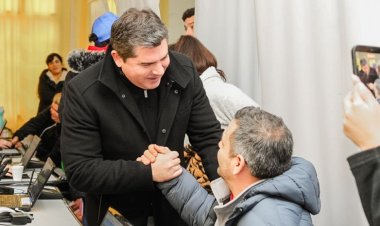 Orrego visitó San Juan Cerca en Pocito, que incorporó regularización dominial y prevención médica
