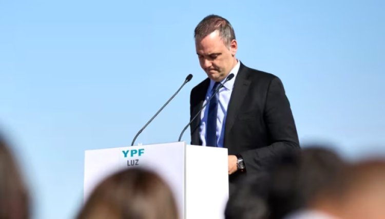 Tras renunciar a la jefatura de Gabinete, Adorni dejó el directorio de YPF