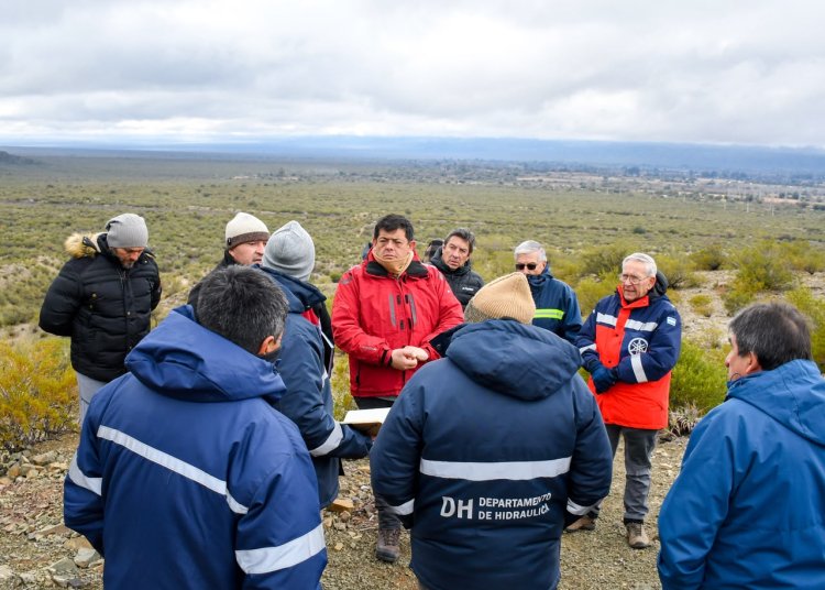 Espejo se reunió con vecinos de La Gran China para coordinar acciones inmediatas en las defensas aluvionales