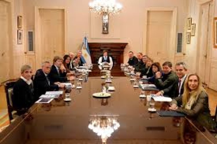 Milei encabezó una nueva reunión de equipo, la primera con Santilli como jefe de Gabinete