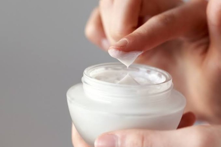 La ANMAT prohibió la venta de una serie de cremas faciales y los cosméticos de cuatro marcas