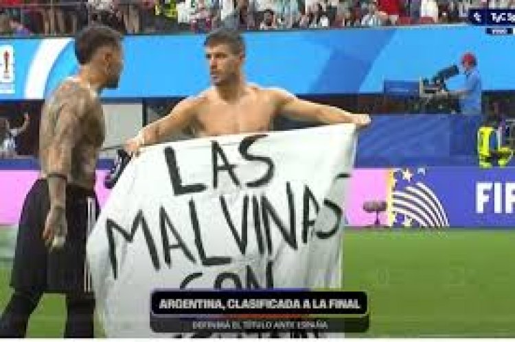 “Las Malvinas son argentinas”, la bandera que colocaron los jugadores en la cancha tras el pase a la final