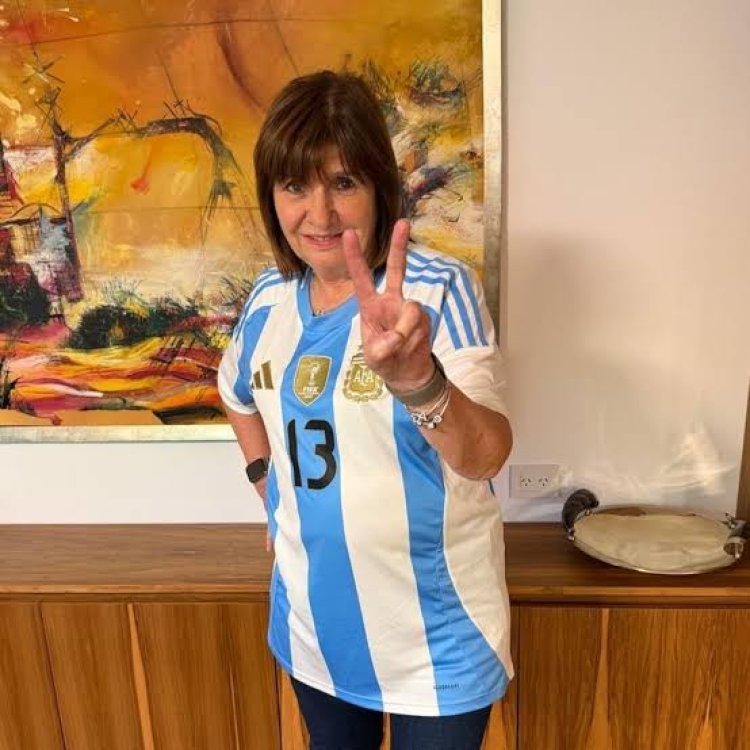 Patricia Bullrich festejó el triunfo de la Selección Argentina con la V de la victoria