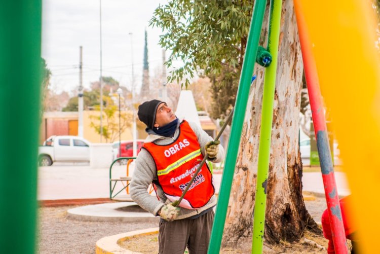 Rivadavia continúa embelleciendo sus barrios con trabajos de pintura en distintos sectores del departamento