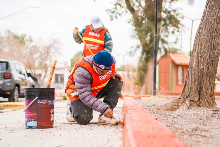 Rivadavia continúa embelleciendo sus barrios con trabajos de pintura en distintos sectores del departamento