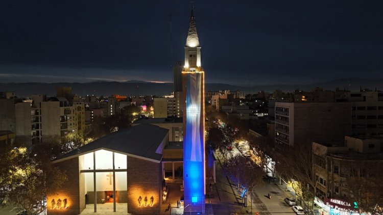 La Ciudad desplegó una gran bandera  en la previa de la final del Mundial