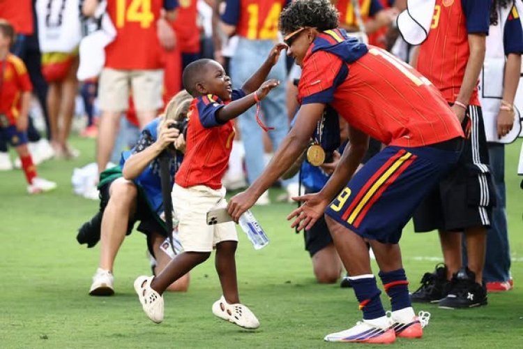 Lamine Yamal celebró el título mundial con su hermanito Keyne, la otra estrella viral de España