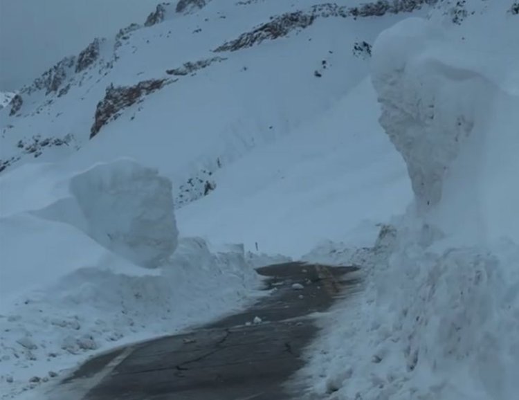Impresionante: paredes de nieve en la ruta 7 en alta montaña