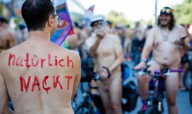 Desnudos y en bicicleta: 500 personas protagonizaron una insólita marcha en Alemania
