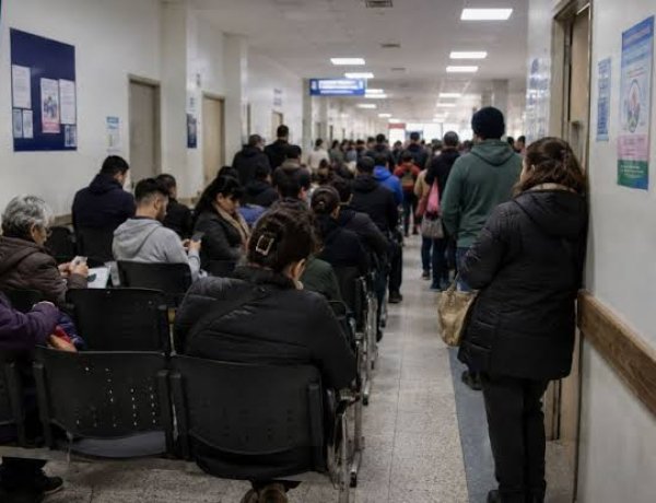 Más de 2,2 millones de personas perdieron su cobertura médica desde 2023 y se tensa el sistema público