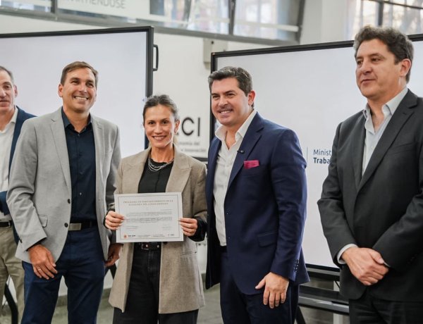 Orrego entregó $350 millones para la digitalización de Pymes de San Juan