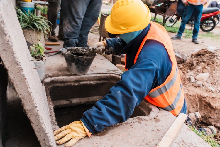 Con fondos municipales, Rawson avanza con la obra de cloacas del Barrio SUTIAGYF
