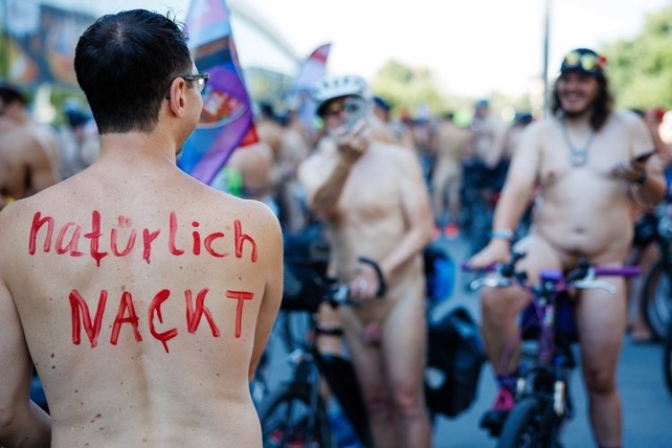 Desnudos y en bicicleta: 500 personas protagonizaron una insólita marcha en Alemania