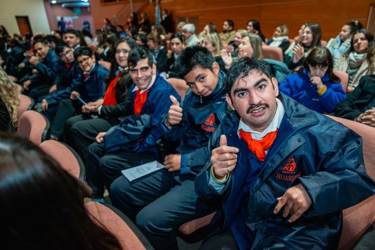 Educación Especial abrió su semana con una puesta teatral de estudiantes