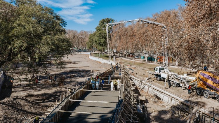 El nuevo puente del lago del Parque de Mayo consolida su estructura principal