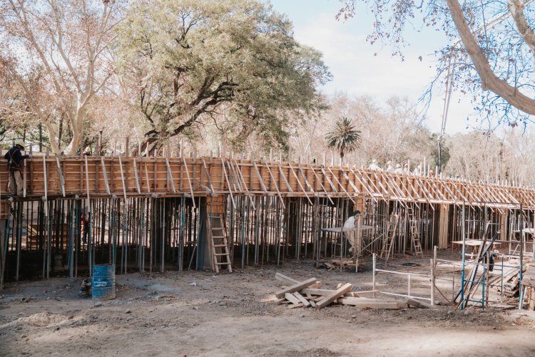 El nuevo puente del lago del Parque de Mayo consolida su estructura principal