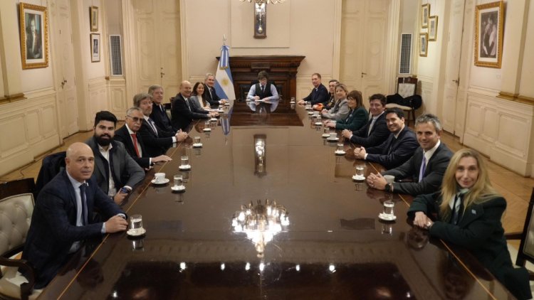 Milei regresa a Casa Rosada y reúne este lunes al gabinete tras un mes y medio