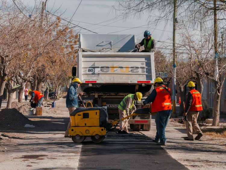 Con fondos municipales, Rawson pone en marcha un fuerte plan de pavimentación y recuperación de sus calles