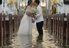 Filipinas: se casaron en una iglesia inundada tras mortales tormentas