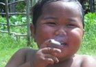 Tenía 18 meses y fumaba 40 cigarrillos diarios: así está hoy Ardi Rizal, el niño de la foto viral