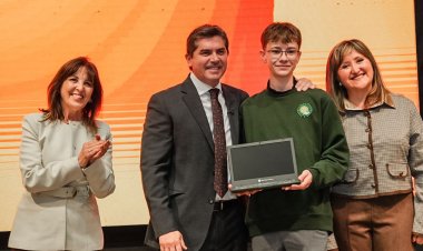 Orrego encabezó la entrega de computadoras para estudiantes de secundarias estatales de Capital