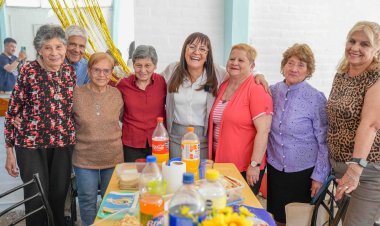 Daniela Rodríguez compartió un almuerzo con jubilados de Chimbas en su día