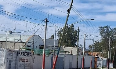 Chimbas interviene ante los reclamos de los vecinos por postes en riesgo que pertenecen a empresas de servicios