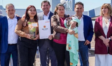 Orrego entregó viviendas a 118 familias de Angaco