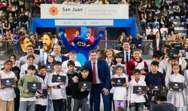 El gobernador Orrego  entrego netbook a todos los estudiantes de 5to grado de Rawson