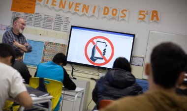 Celulares en las aulas: los datos que explican la restricción y la inesperada coincidencia con el mensaje del papa León XIV