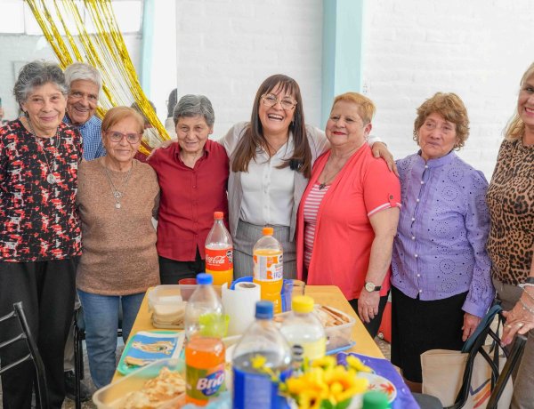 Daniela Rodríguez compartió un almuerzo con jubilados de Chimbas en su día