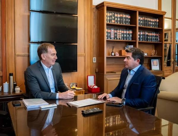 Santilli recibe a Orrego en la Casa Rosada
