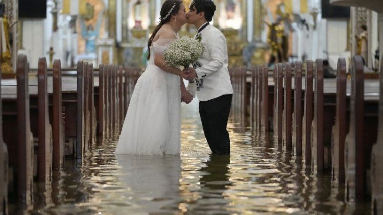 Filipinas: se casaron en una iglesia inundada tras mortales tormentas